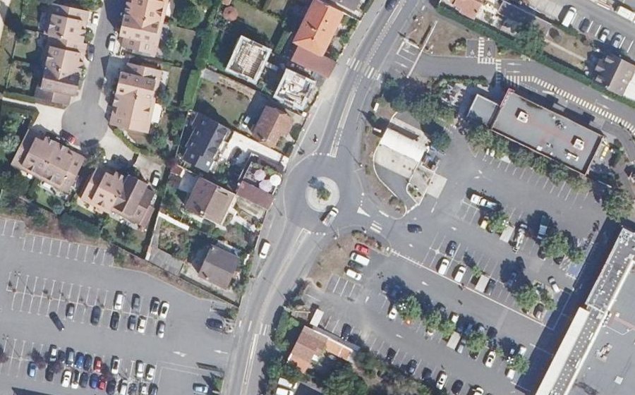 Vue aérienne du Rond-point anonyme n°27676234