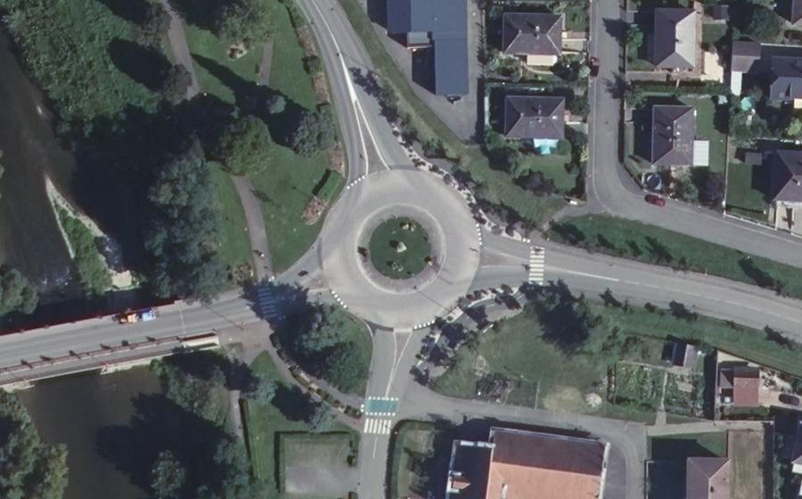 Vue aérienne du Rond-point anonyme n°27679351