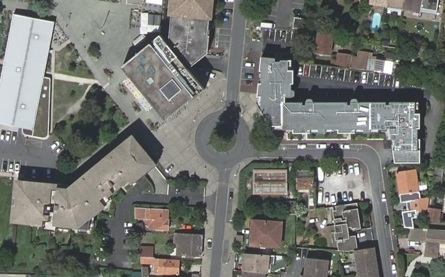 Vue aérienne du Rond-point anonyme n°27679660