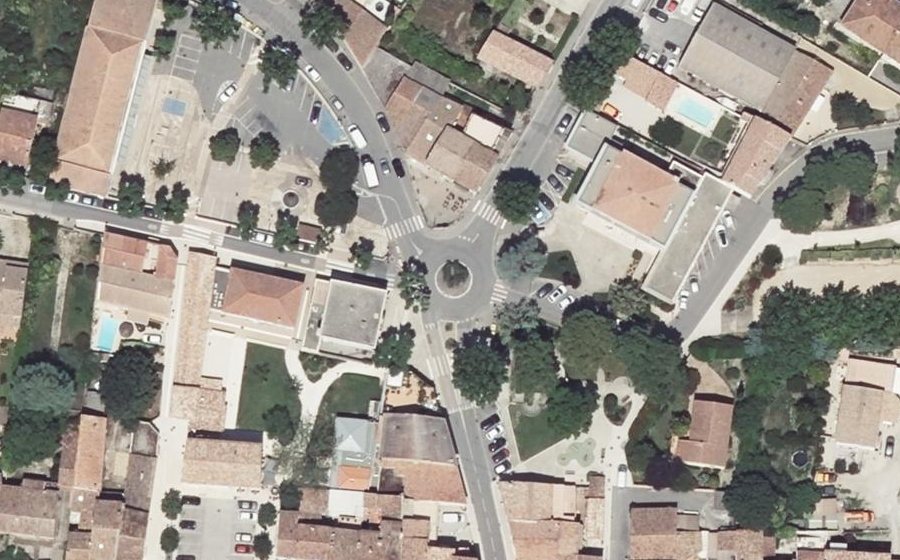 Vue aérienne du Rond-point anonyme n°27679852