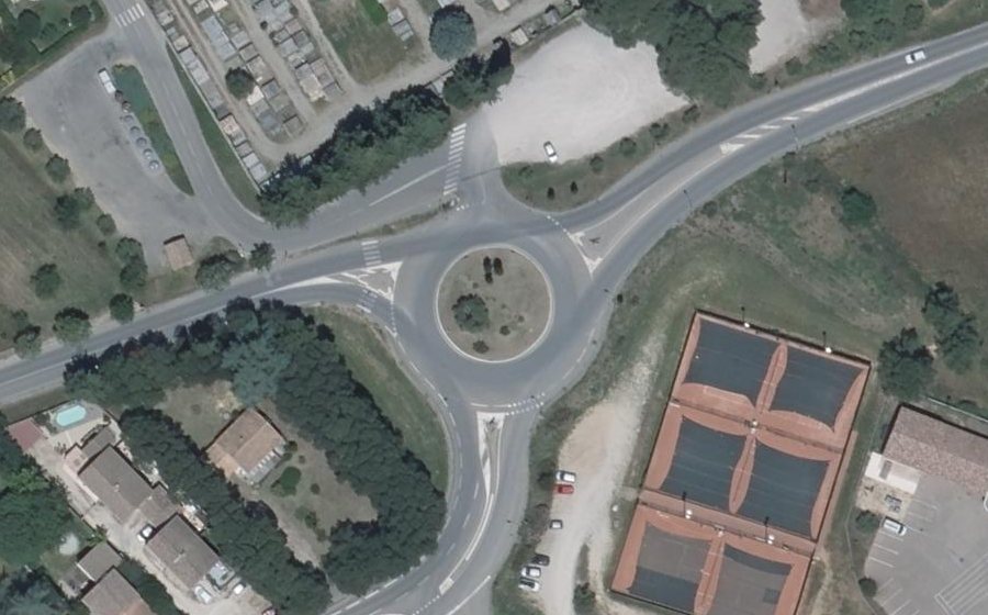 Vue aérienne du Rond-point anonyme n°27681503