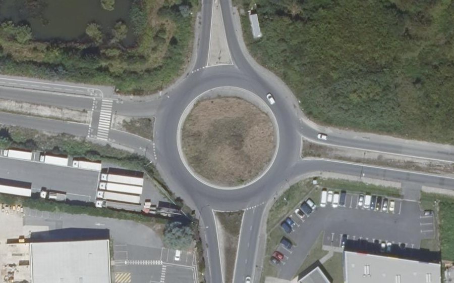 Vue aérienne du Rond-point anonyme n°27682125