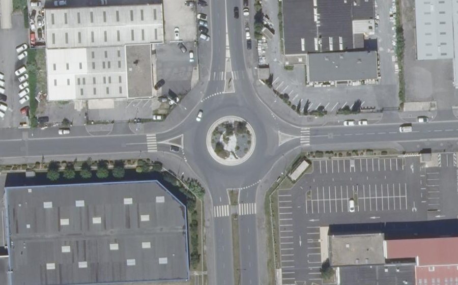 Vue aérienne du Rond-point anonyme n°27682131