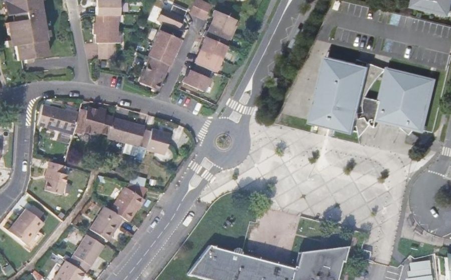 Vue aérienne du Rond-point anonyme n°27683372
