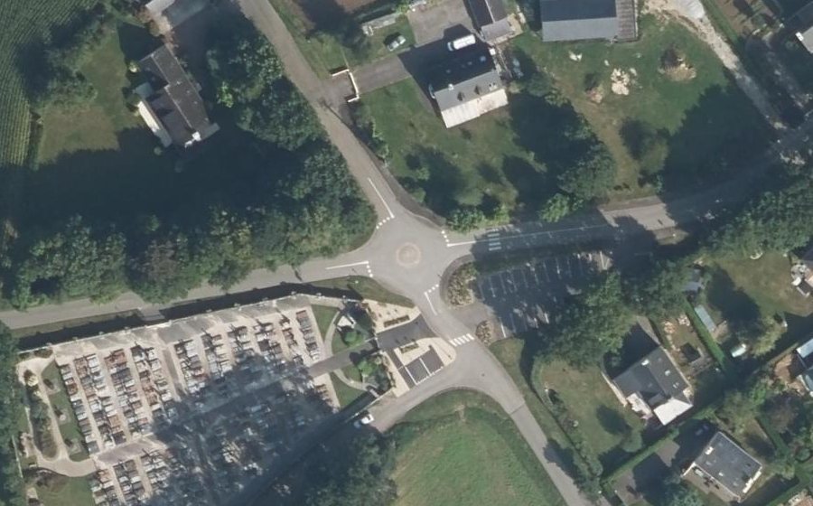 Vue aérienne du Rond-point anonyme n°276835737