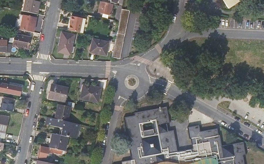 Vue aérienne du Rond-point anonyme n°27683773