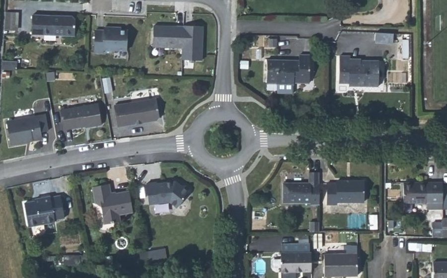 Vue aérienne du Rond-point anonyme n°276871113
