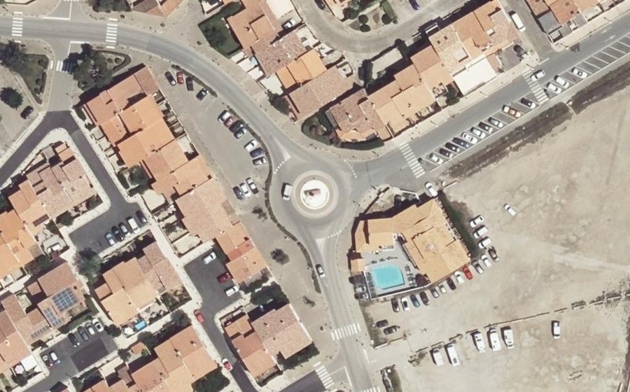 Vue aérienne du Rond-point anonyme n°27688655