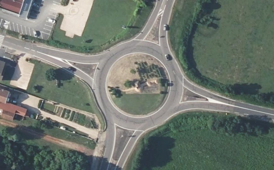 Vue aérienne du Rond-point anonyme n°27689628