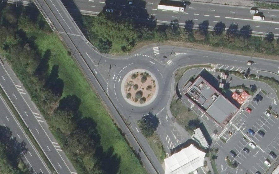 Vue aérienne du Rond-point anonyme n°276929048