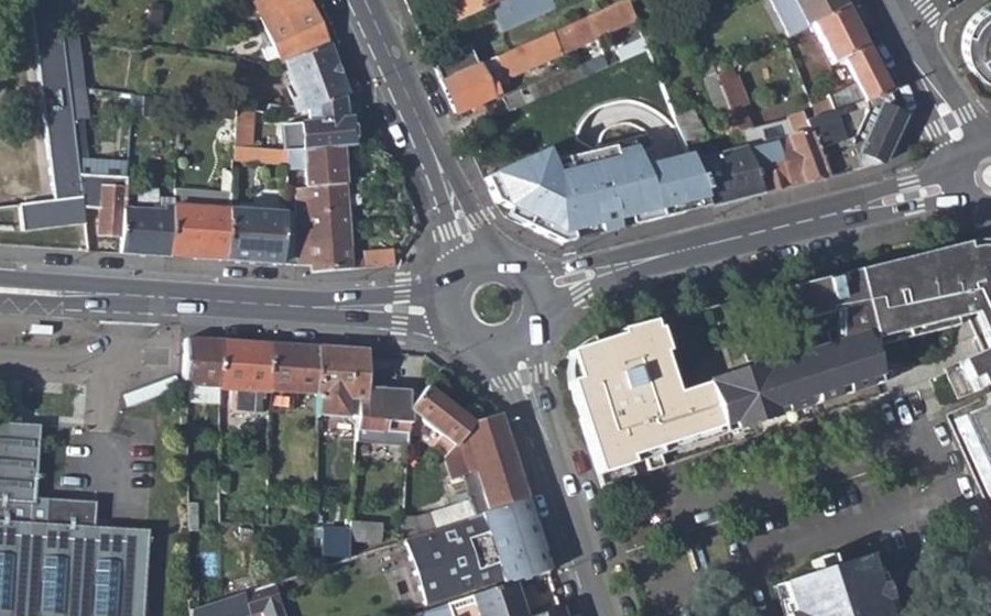 Vue aérienne du Rond-point anonyme n°27693283