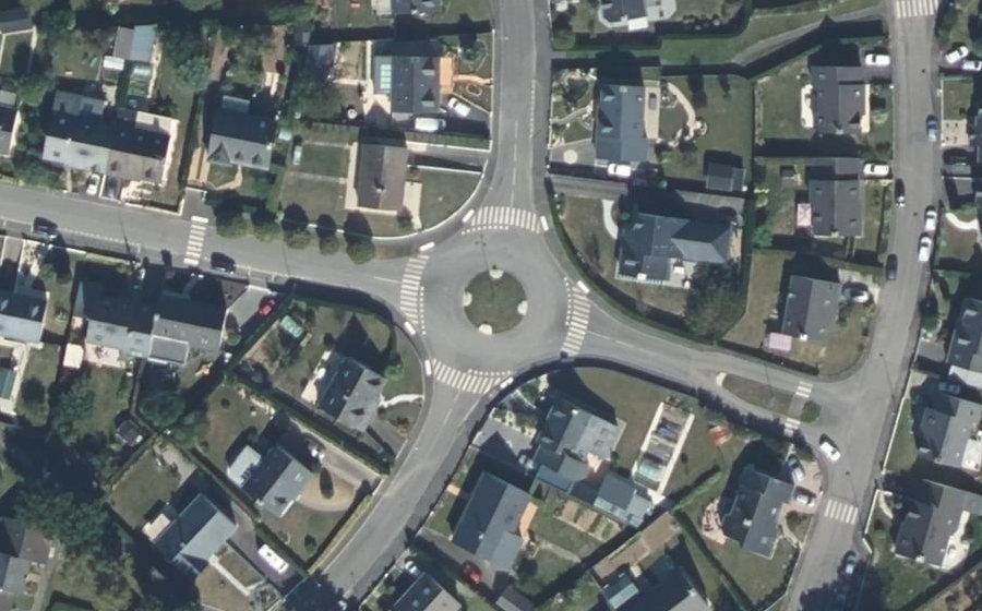 Vue aérienne du Rond-point anonyme n°27694397
