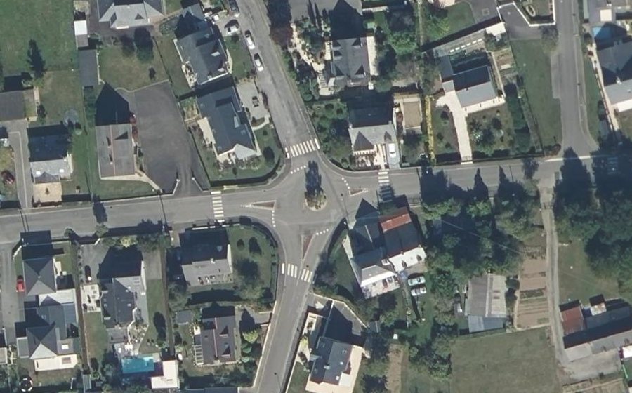 Vue aérienne du Rond-point anonyme n°27694416