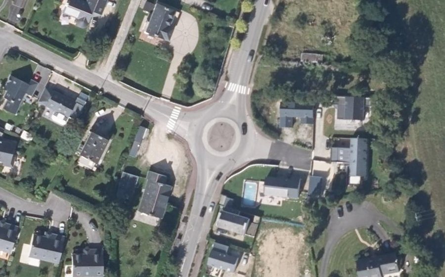 Vue aérienne du Rond-point anonyme n°276951152