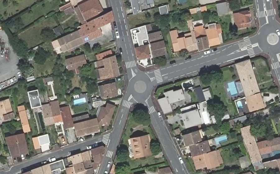 Vue aérienne du Rond-point anonyme n°276975443