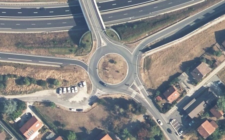 Vue aérienne du Rond-point anonyme n°27697979
