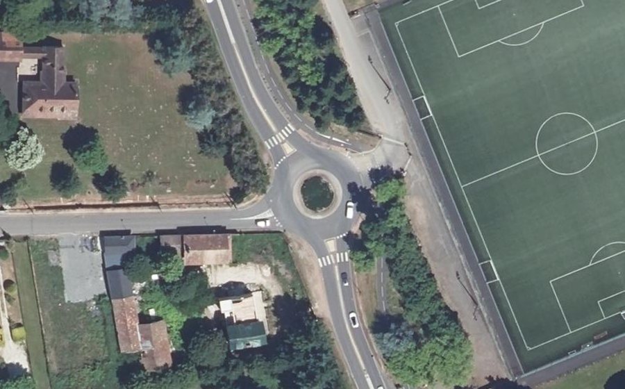 Vue aérienne du Rond-point anonyme n°27699333