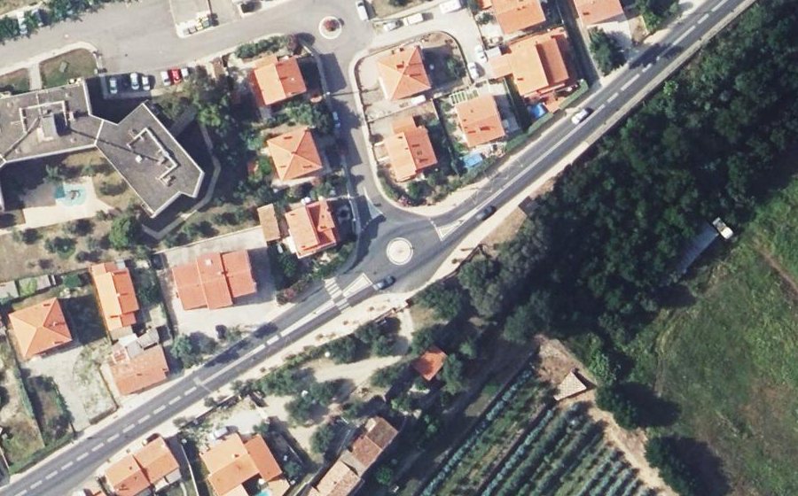 Vue aérienne du Rond-point anonyme n°27704086