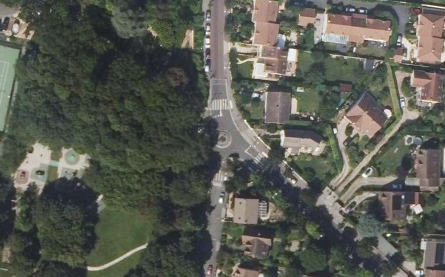 Vue aérienne du Rond-point anonyme n°27707177