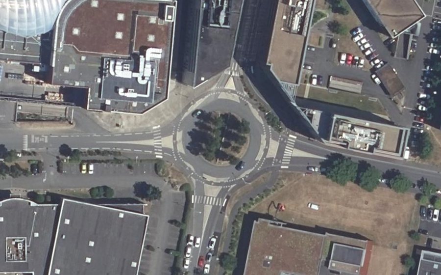 Vue aérienne du Rond-point anonyme n°27707251