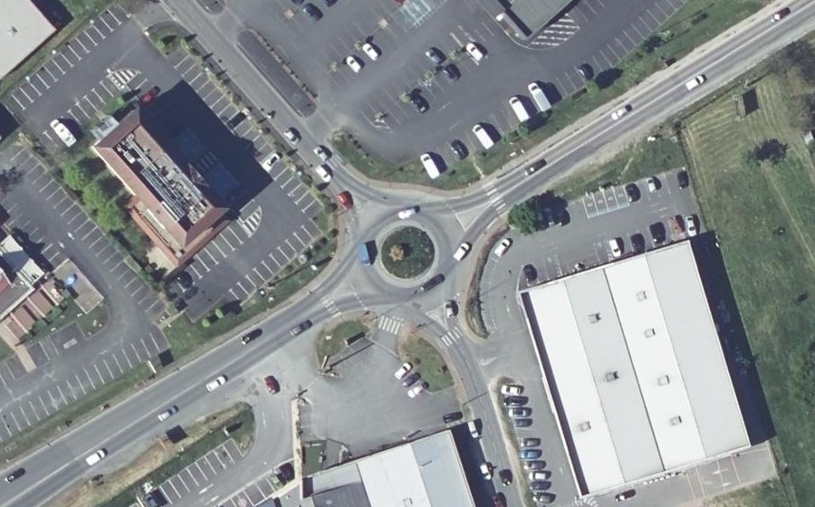 Vue aérienne du Rond-point anonyme n°277084810