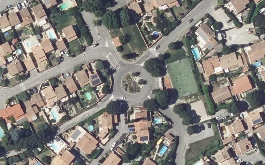 Vue aérienne du Rond-point anonyme n°27709436