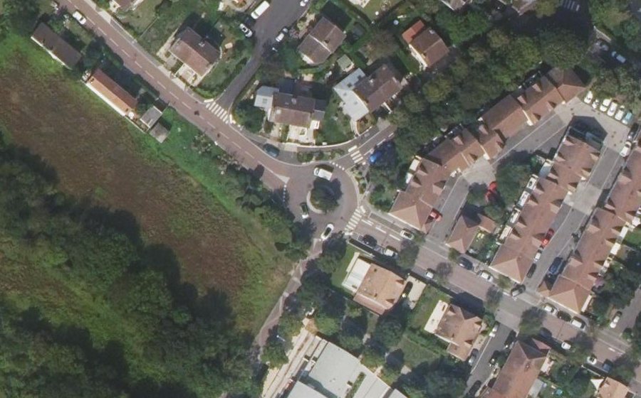 Vue aérienne du Rond-point anonyme n°27734295