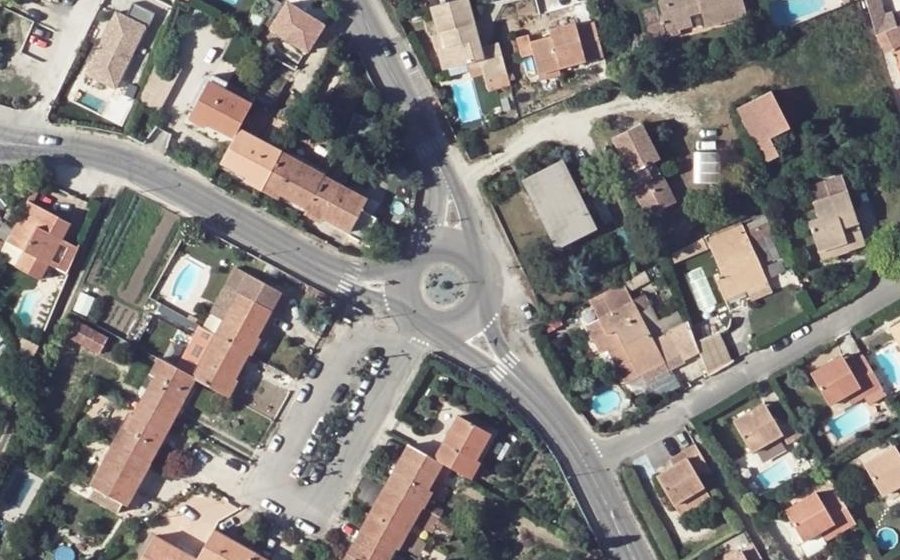 Vue aérienne du Rond-point anonyme n°27735264