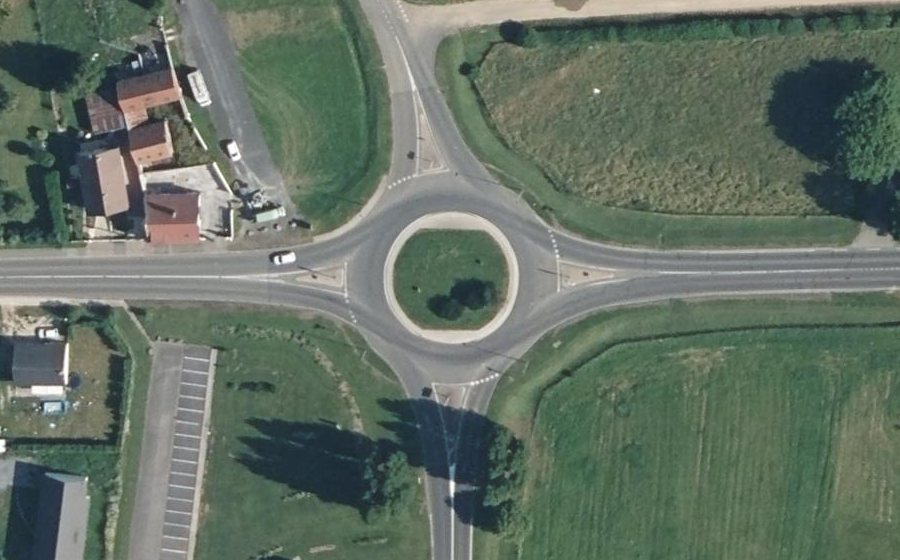 Vue aérienne du Rond-point anonyme n°27735452