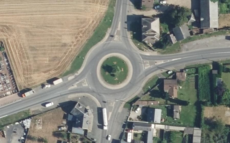 Vue aérienne du Rond-point anonyme n°27735464