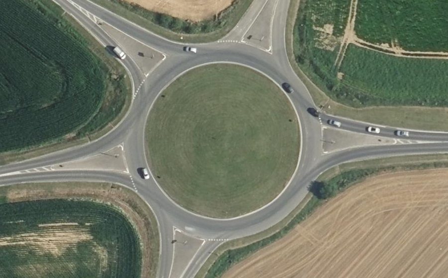 Vue aérienne du Rond-point anonyme n°27737579