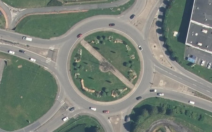 Vue aérienne du Rond-point anonyme n°27737581