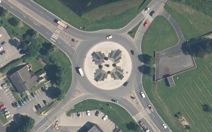 Vue aérienne du Rond-point anonyme n°27737584