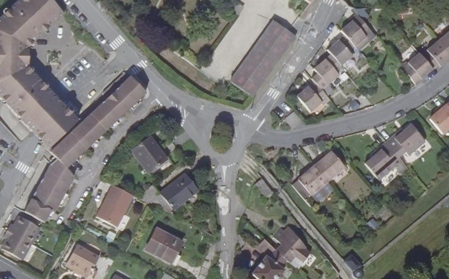 Vue aérienne du Rond-point anonyme n°27744113