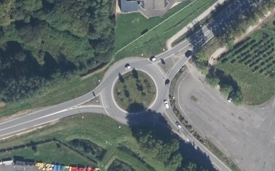 Vue aérienne du Rond-point anonyme n°27744404