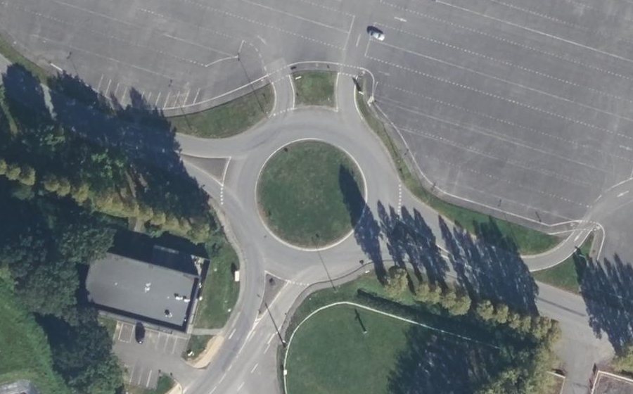 Vue aérienne du Rond-point anonyme n°27744406
