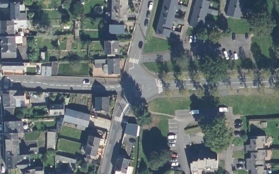 Vue aérienne du Rond-point anonyme n°27744414