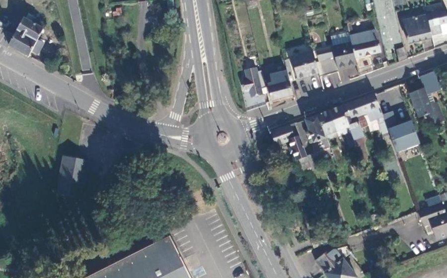 Vue aérienne du Rond-point anonyme n°27744415