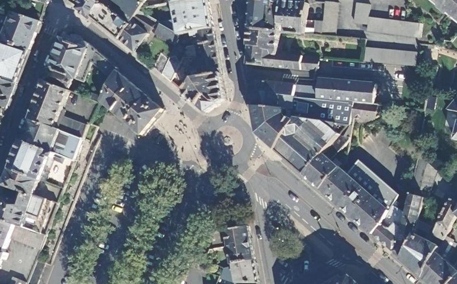 Vue aérienne du Rond-point anonyme n°27744422