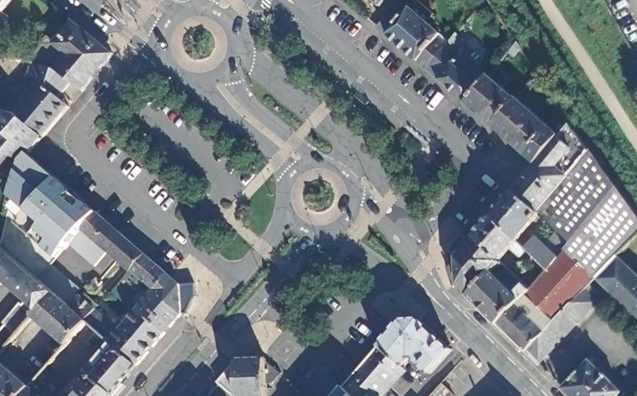 Vue aérienne du Rond-point anonyme n°27744424