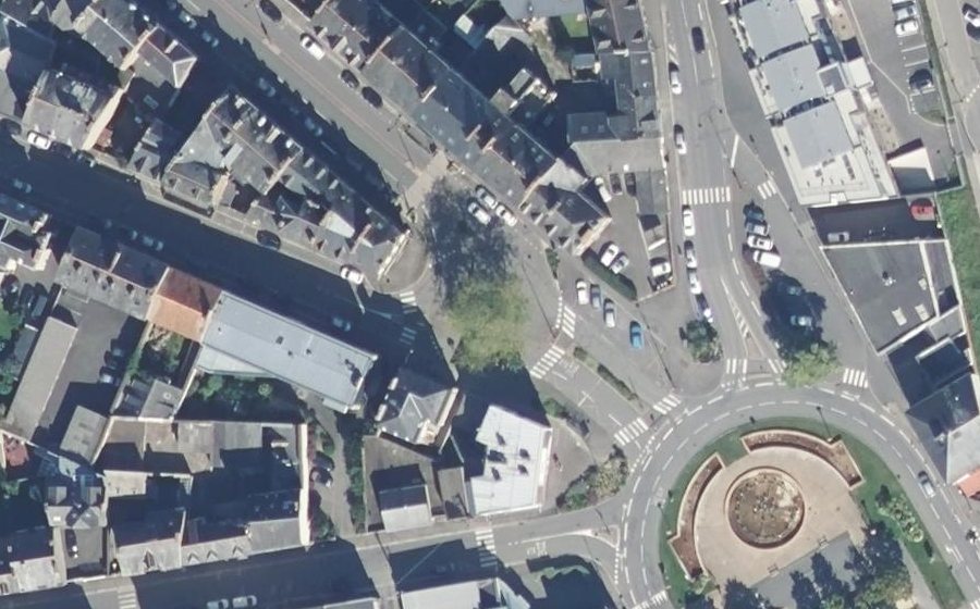 Vue aérienne du Rond-point anonyme n°27744663