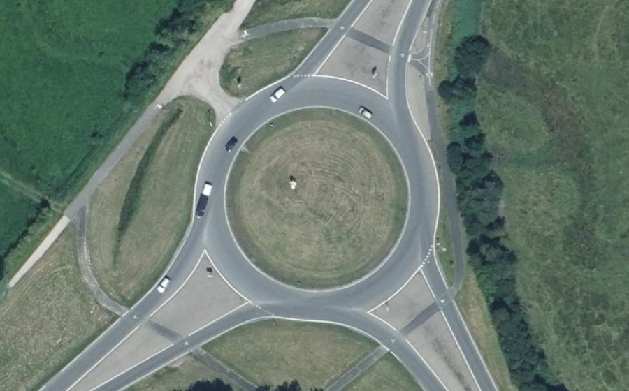 Vue aérienne du Rond-point anonyme n°27744720