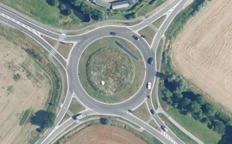 Vue aérienne du Rond-point anonyme n°27746517