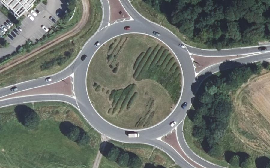 Vue aérienne du Rond-point anonyme n°27747462