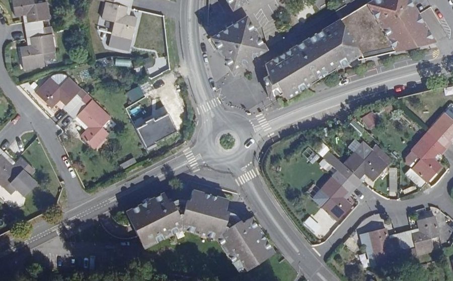 Vue aérienne du Rond-point anonyme n°27747877