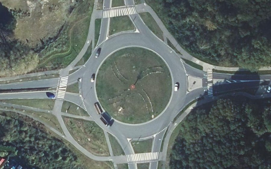 Vue aérienne du Rond-point anonyme n°27752693