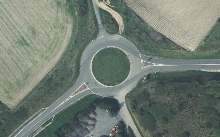 Vue aérienne du Rond-point anonyme n°27752909