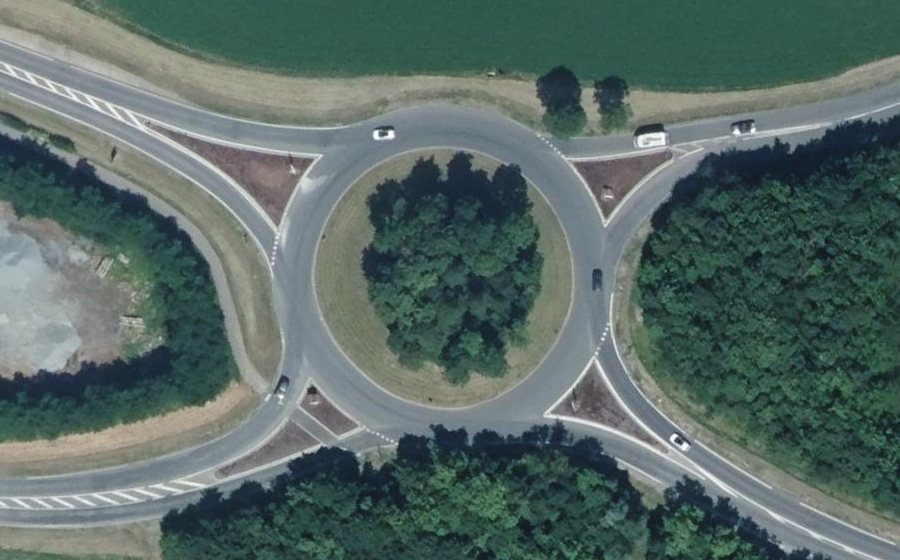 Vue aérienne du Rond-point anonyme n°27754227