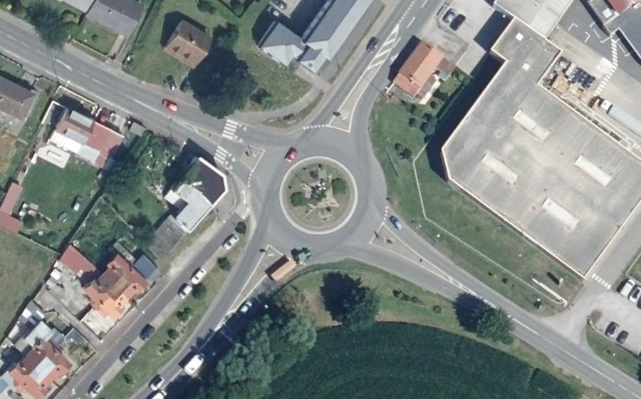 Vue aérienne du Rond-point anonyme n°27754497