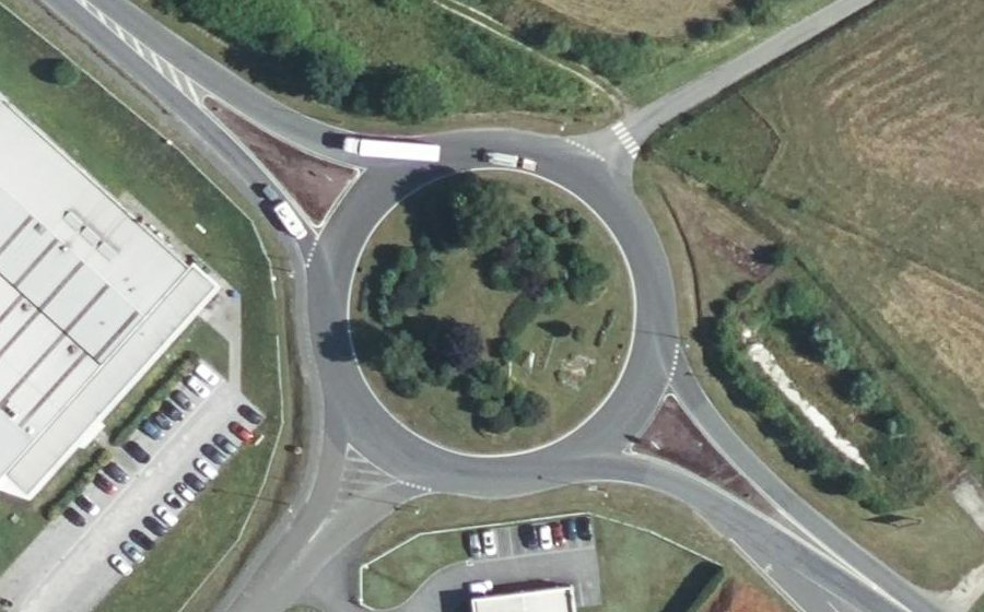 Vue aérienne du Rond-point anonyme n°27754856